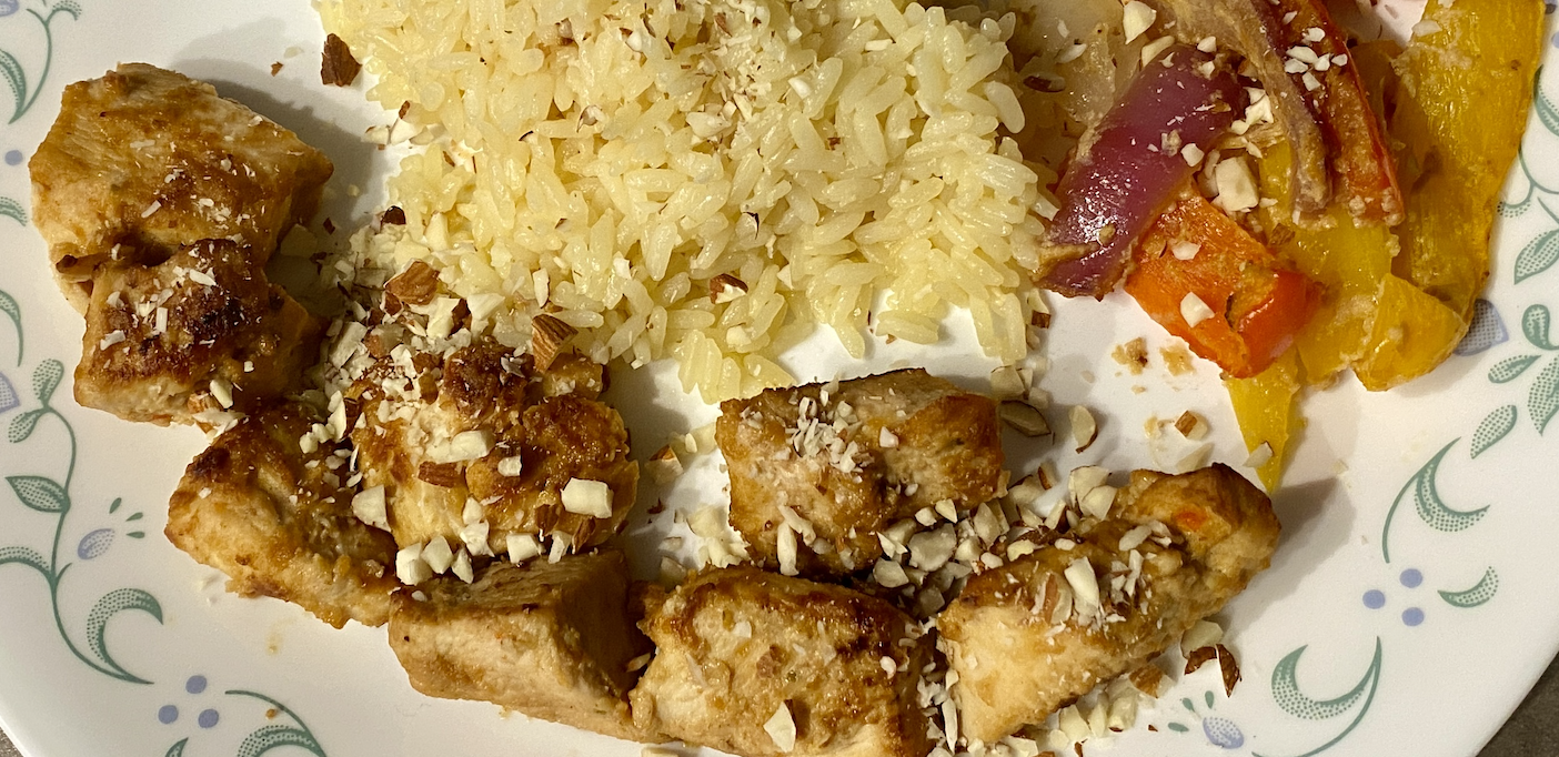 Brochettes de poulet satay grillées au BBQ avec sauce aux arachides