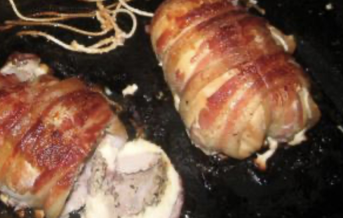 Coq au porc bardé de bacon tranché et servi avec légumes et sauce