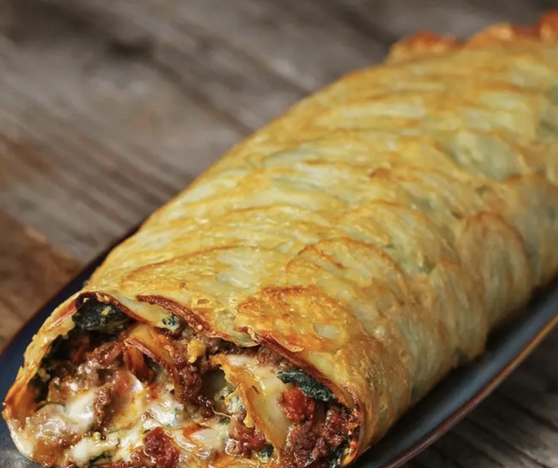 Gratin de pommes de terre roulé garni de bœuf, épinards et fromages