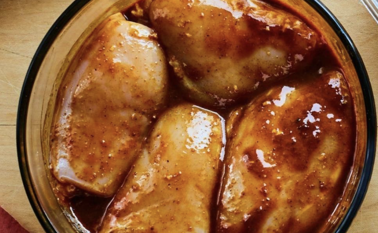 Bol de marinade sucrée pour brochettes de poulet (ananas, soya, ail)