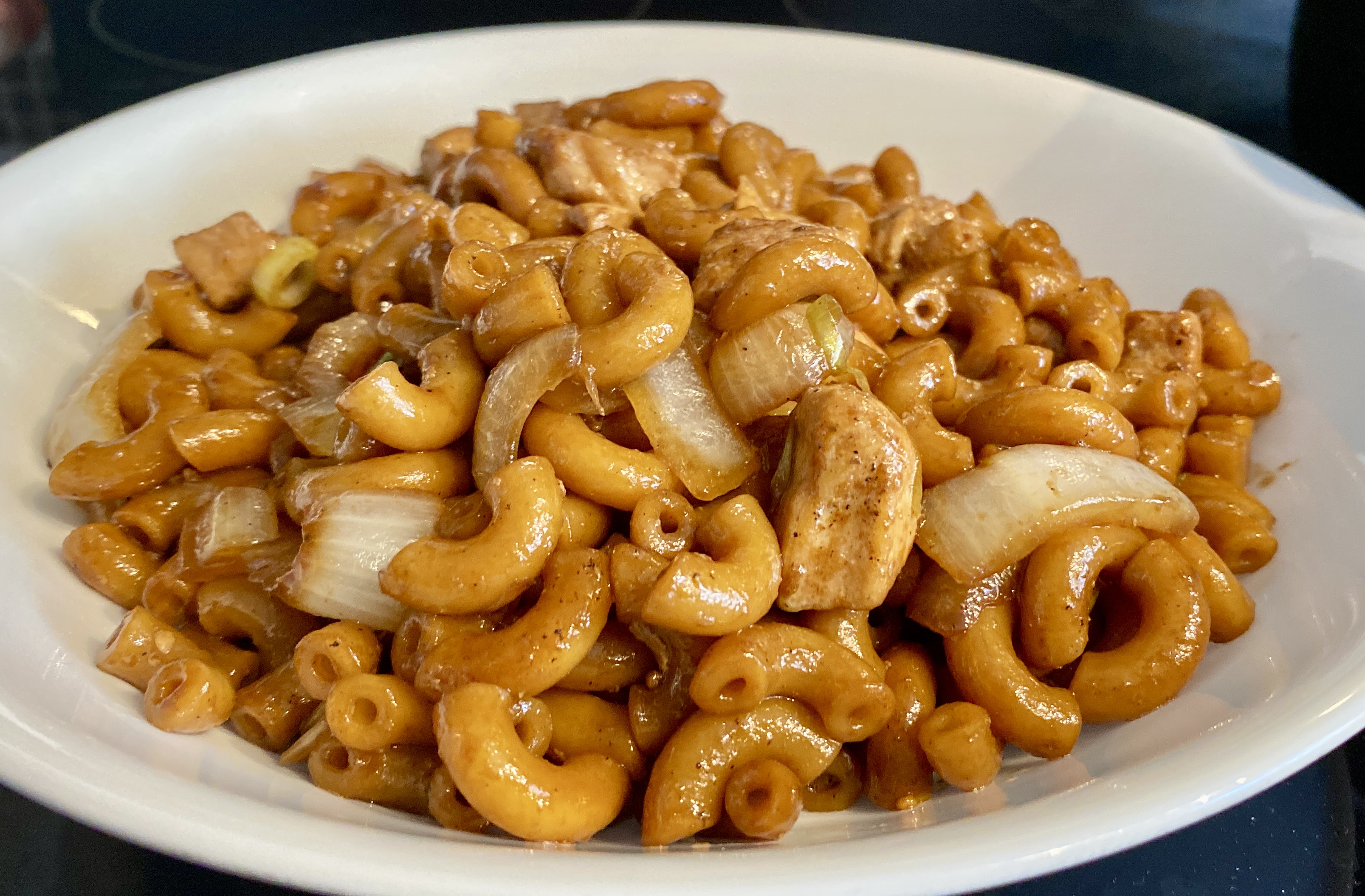 Bol de nouilles au poulet style Québec, oignons et oignons verts, texture brillante façon resto