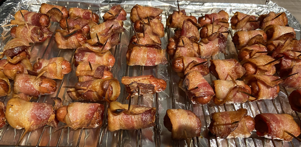 Petites saucisses cocktail entourées de bacon croustillant