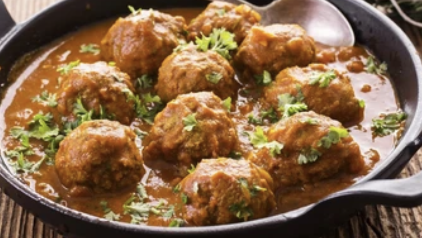 Ragoût de boulettes à la mijoteuse dans une sauce brune, garni de persil