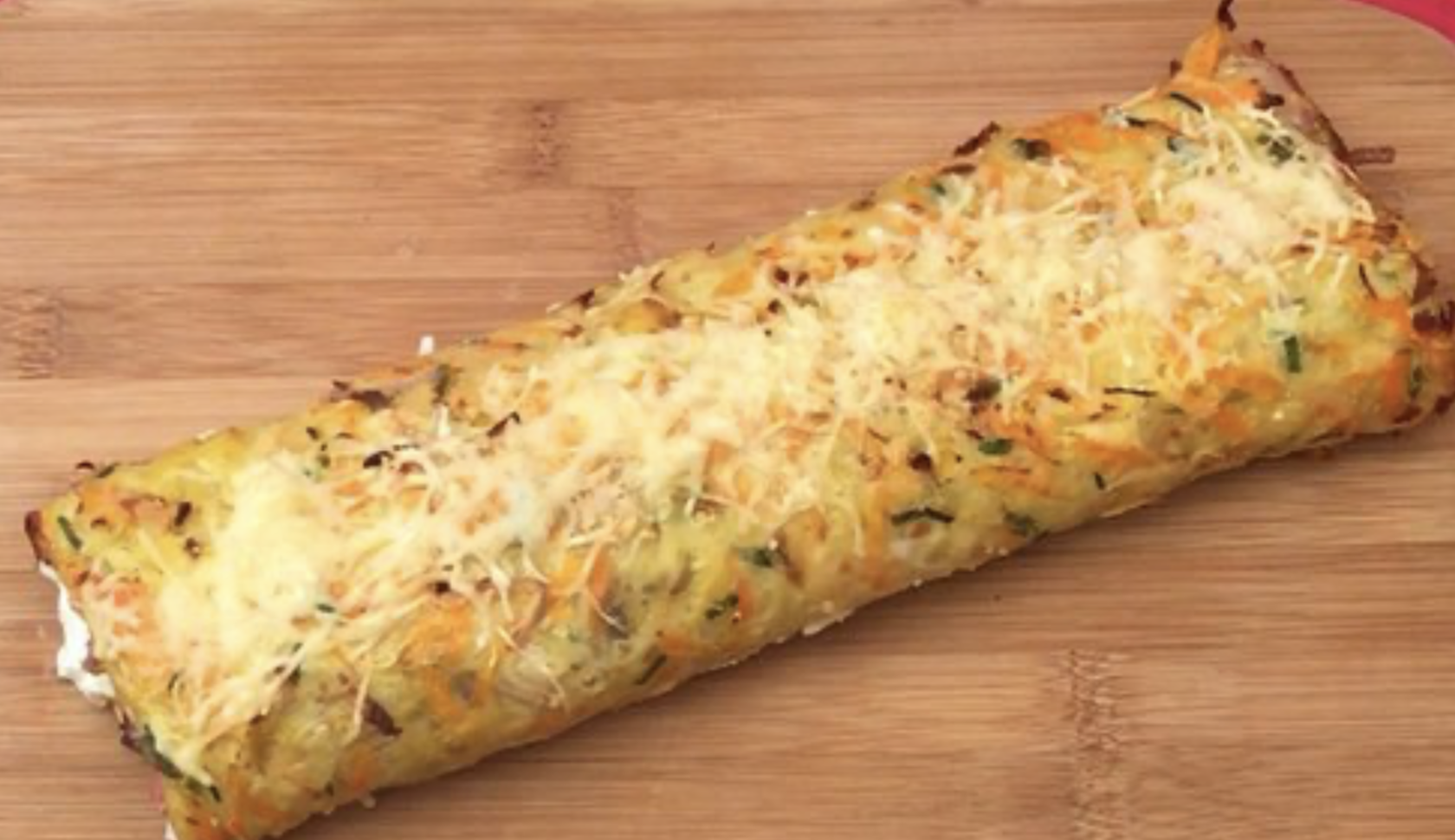 Rösti roulé et gratiné : pommes de terre et carottes râpées, farcies de fromage Boursin et viandes froides, gratinées au four