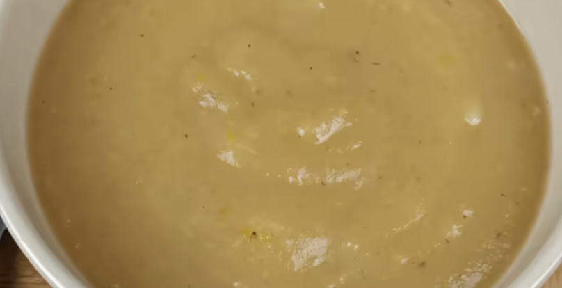 Soupe aux pois crémeuse à la mijoteuse avec carottes, céleri et bacon émietté