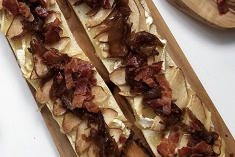 Baguette de pain gratinée au fromage brie, oignons confits et bacon