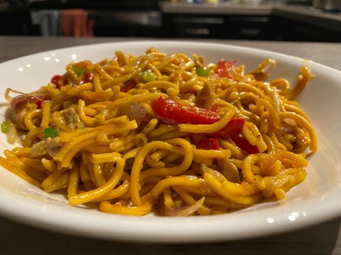 Chow mein aux légumes et poulet