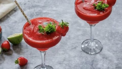 Verre de daïquri aux fraises glacé
