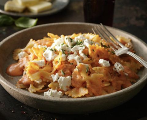 Farfalles aux poivrons rouges, ail rôti & fromages