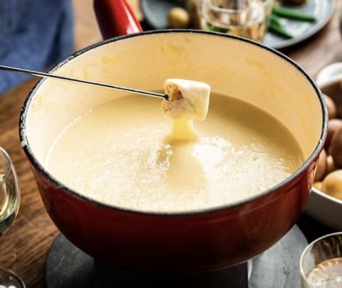 Fondue au fromage servie chaude