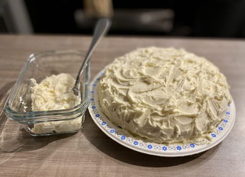 Glaçage à la vanille crémeux pour gâteaux et desserts