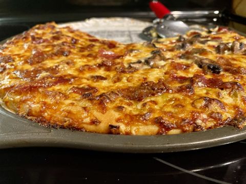 Pizza maison aux fromages et poireaux