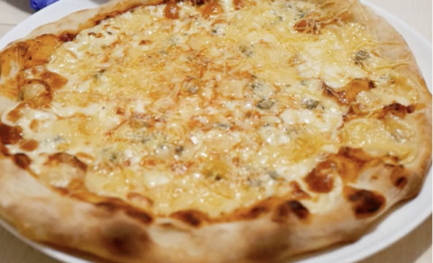 Pizza gourmande au Boursin, poivrons et charcuteries