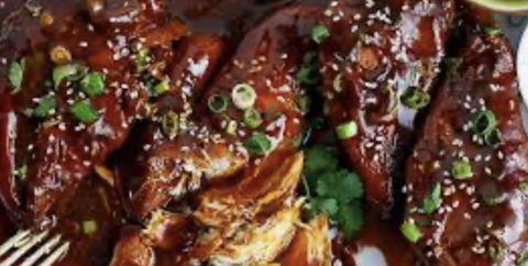 Poulet effiloché asiatique à la mijoteuse servi dans un bol