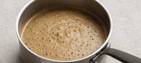 Sauce au poivre noir servie dans une saucière