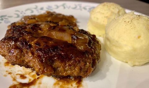 Steak haché aux oignons et patates pilées