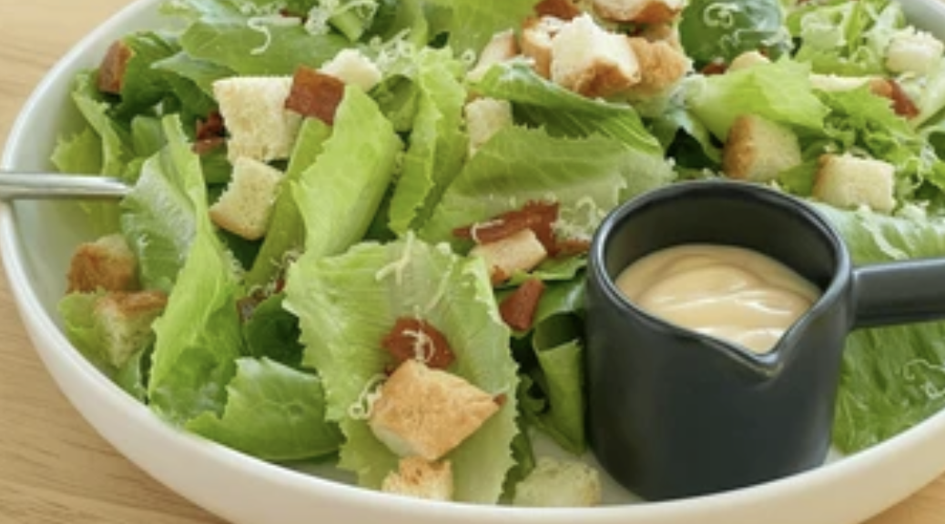Vinaigrette maison crémeuse et croûtons grillés pour salades - recette rapide